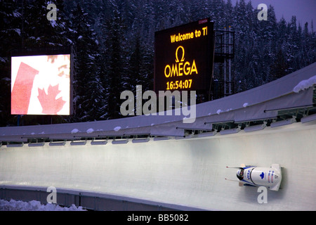 Un bob al Whistler Centro di scorrimento di un impianto sportivo per il invernali di Vancouver 2010 Whistler della Columbia britannica in Canada Foto Stock