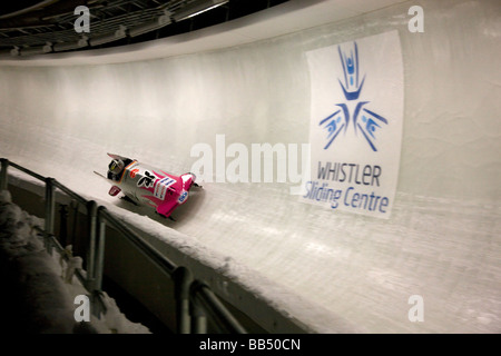 Un bob al Whistler Centro di scorrimento di un impianto sportivo per il invernali di Vancouver 2010 Whistler della Columbia britannica in Canada Foto Stock