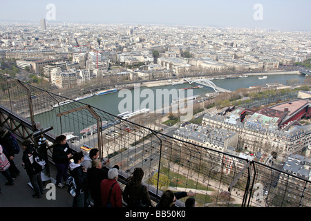 Vista aerea di Parigi dal primo piano della Torre Eiffel. Foto Stock
