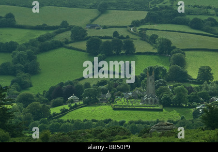 Guardando verso il basso sulla Dartmoor villaggio di Widecombe in moro in Devon Foto Stock