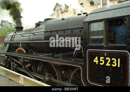 Sherwood Forester locomotiva a vapore a Fort William in attesa di discostarsi da Mallaig, Scozia Foto Stock