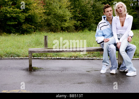 Adolescente matura seduta su una panchina Foto Stock