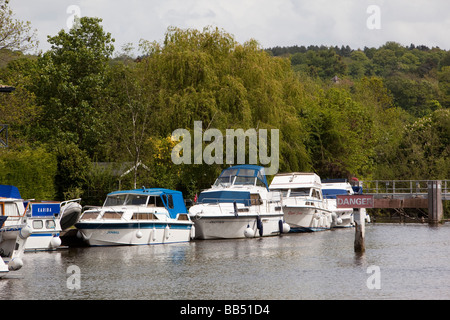 Inghilterra Berkshire Cookham barche ormeggiate sul Fiume Tamigi a stramazzo Cookham Foto Stock