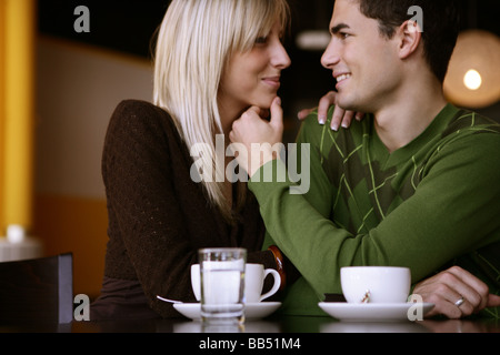 Coppia giovane in amore in un cafe Foto Stock