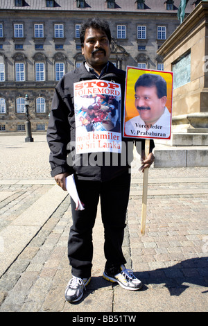 Uomo targhetta di contenimento in corrispondenza di una 'Stop il terrorismo di Stato in Sri Lanka" protesta politica al di fuori del Palazzo Christiansborg, Copenaghen Foto Stock