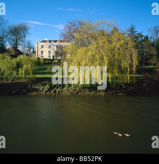 Grande casa di paese sulle rive del fiume Medway Aylesford Kent England Regno Unito Foto Stock