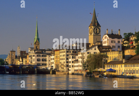 Fraumunster chiesa di St Peters al fiume Limmat a Zurigo Svizzera Foto Stock