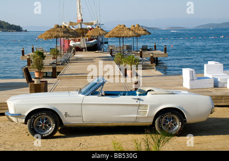 1964 fordmustang al mare Foto Stock