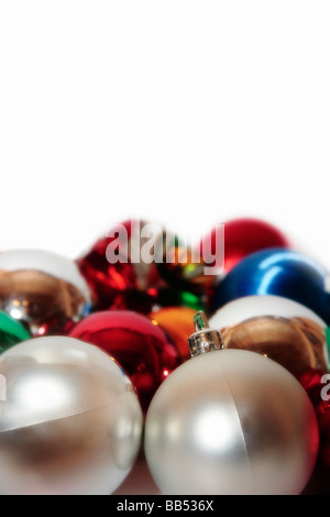 Una selezione di palle di Natale e baubles Foto Stock