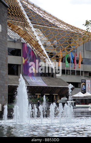 Ingresso al Centro d'arte teatro dell'opera San St Kilda Road Melbourne Australia con fontane Foto Stock