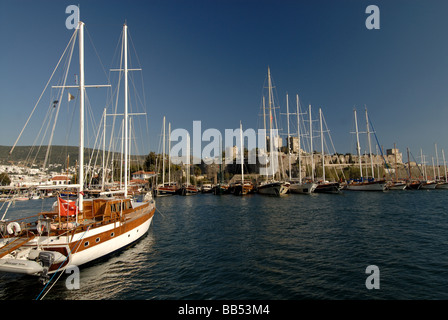 Storico castello di Bodrum e barche a vela Foto Stock