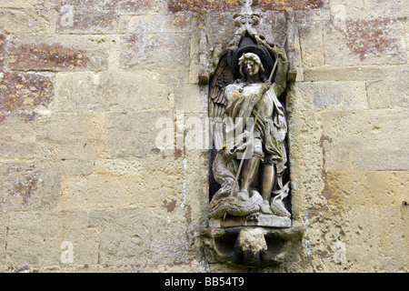 Scultura in pietra di San Giorgio che uccide il drago in San Michele e Tutti gli Angeli chiesa Melksham Wiltshire, Inghilterra Foto Stock