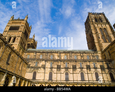 La Cattedrale di Durham visto dal chiostro. Una giornata di sole nella Contea di Durham England Regno Unito. Foto Stock