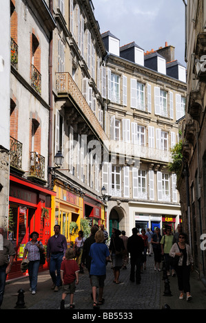 Persone che camminano giù per una strada di ciottoli in Vannes su un pomeriggio di estate Foto Stock