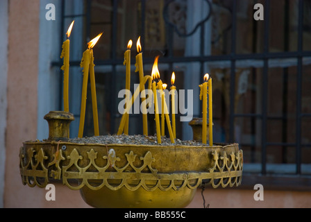 Candele accese al di fuori di Sveti Dimitrija chiesa ortodossa nel quartiere Carsija di Skopje Macedonia Europa Foto Stock