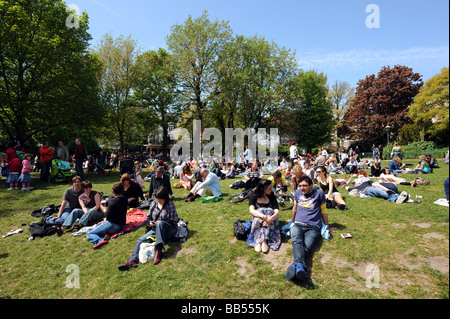 I visitatori possono godere di condizioni climatiche favorevoli come rilassarsi nel Pavilion Gardens a Brighton Regno Unito Foto Stock