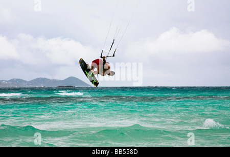 Il kite surf onde di salto Foto Stock