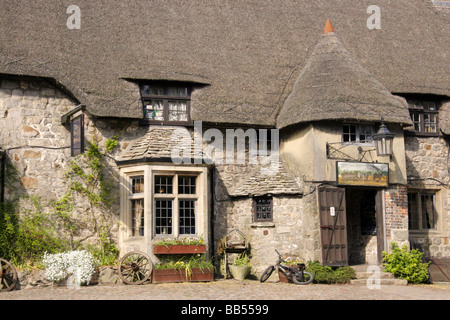 I carri e cavalli county pub con tradizionale tetto in paglia Beckhampton Marlborough Wiltshire, Inghilterra Foto Stock