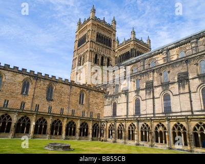 Una vista della Cattedrale di Durham dal chiostro. Contea di Durham Regno Unito Inghilterra Foto Stock