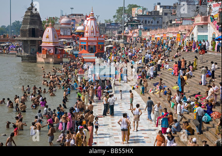 Pellegrini la balneazione nel fiume Gange. Haridwar. Uttarakhand. India Foto Stock