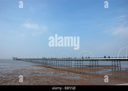 Southport Pier in una giornata di sole, il secondo più lungo nel Regno Unito Foto Stock