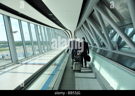 Ponte di overhead, Terminal Nord di Gatwick Crawley, West Sussex, in Inghilterra, Regno Unito Foto Stock