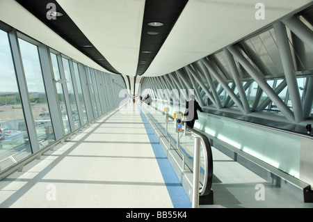 Ponte di overhead, Terminal Nord di Gatwick Crawley, West Sussex, in Inghilterra, Regno Unito Foto Stock