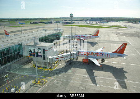 Aeromobili EasyJet su asfalto, Terminal Nord di Gatwick Crawley, West Sussex, in Inghilterra, Regno Unito Foto Stock