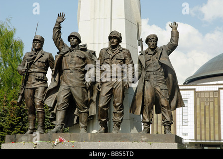 Le figure di soldati Monumento ai paesi partecipanti di coalizione Antihitlerite Collina Poklonnaya Mosca Russia Foto Stock