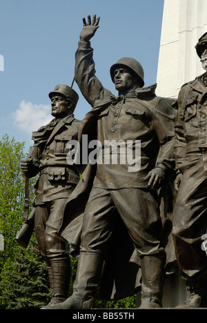 Sculture di russo e francese di soldati americani Monumento ai paesi partecipanti di coalizione Antihitlerite Collina Poklonnaya Foto Stock