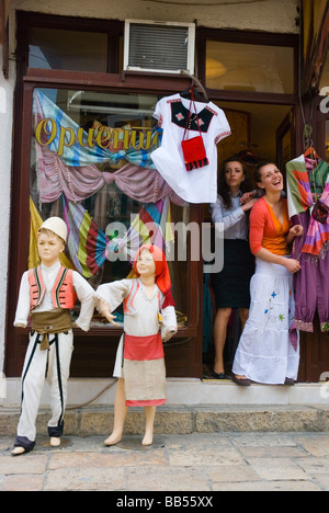 Negozio di abbigliamento nel quartiere Carsija di Skopje Macedonia Europa Foto Stock