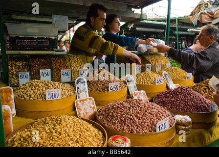 Noci e semi al mercato centrale di Skopje Macedonia Europa Foto Stock