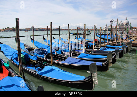 Gondole su banca Canale di Beagle ormeggi, Grand Canal, Venezia, Provincia di Venezia, regione Veneto, Italia Foto Stock