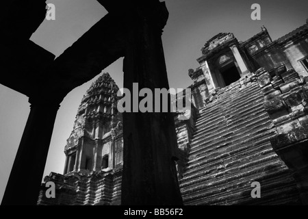 Pericolosamente ripide scale portano a torri del cortile interno a Angkor Wat vicino a Siem Reap, Regno di Cambogia. Foto Stock