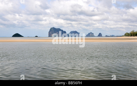 Spiaggia sabbiosa a estuario del fiume in Thailandia Foto Stock