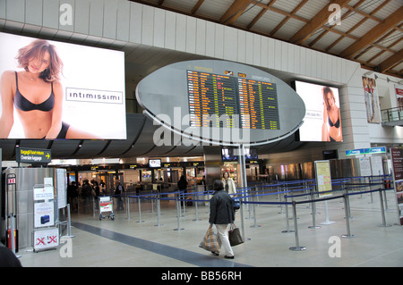 Partenze ingresso, Aeroporto Internazionale Marco Polo di Venezia, Provincia di Venezia, regione Veneto, Italia Foto Stock