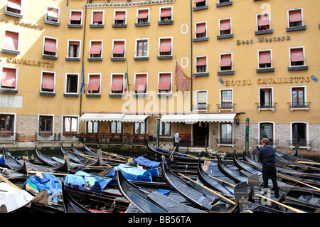 Gondole ormeggiate nel canale laterale, Venezia, Provincia di Venezia, regione Veneto, Italia Foto Stock