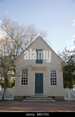 In stile coloniale case, compresa una sartoria, lungo le strade di Colonial Williamsburg, Virginia. Foto Stock