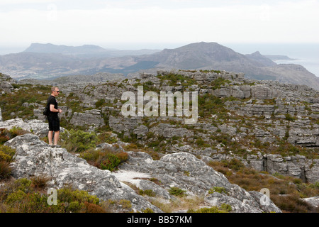 Ammirando la vista sulla cima della Table Mountain a Cape Town, Sud Africa Foto Stock