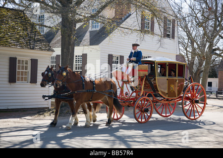 Carrozza a cavalli è il principale mezzo di trasporto di Colonial Williamsburg, Virginia. Foto Stock