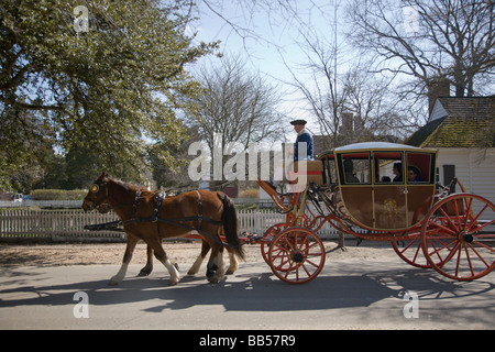 Carrozza a cavalli è il principale mezzo di trasporto di Colonial Williamsburg, Virginia. Foto Stock