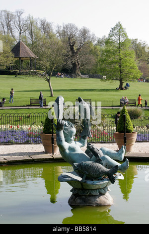 Una fontana in Golders Hill Park a Londra del nord Foto Stock