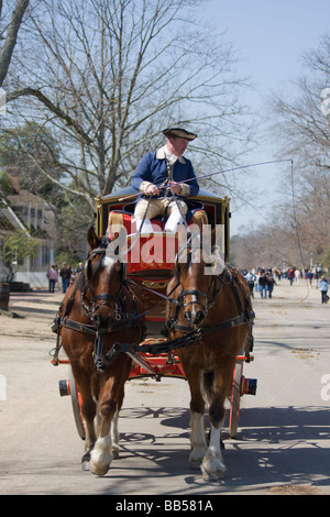 Carrozza a cavalli è stato il principale mezzo di trasporto a Colonial Williamsburg, Virginia. Foto Stock