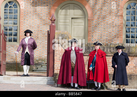 Periodo attendono gli attori del governatore, visita al Campidoglio di Colonial Williamsburg, Virginia. Foto Stock