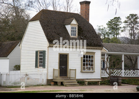 In stile coloniale linea di case la strada principale attraverso Wiliamsburg coloniale, Virginia. Foto Stock