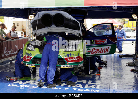 Meccanica intorno a una Ford Focus al Sardinia World Rally Championship Foto Stock