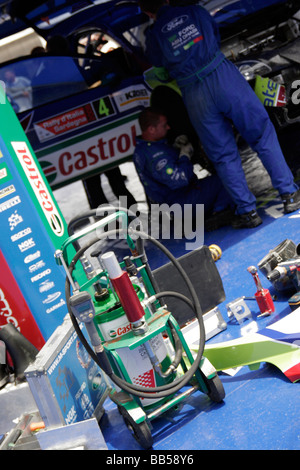 Meccanica tuning una Ford Focus al Sardinia World Rally Championship Foto Stock