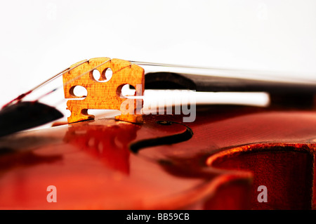 Dettaglio del vecchio violino e fiddle bridge Foto Stock