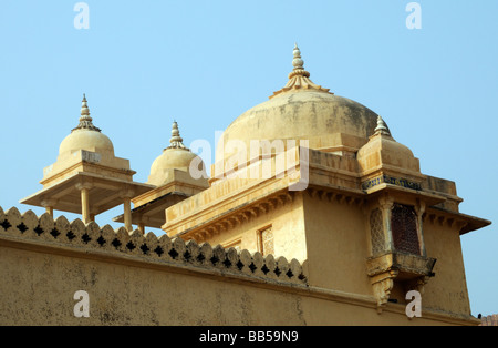 Le cupole su le mura difensive del Forte Amber, ambra, Jaipur, Rajasthan, la Repubblica dell' India. Foto Stock