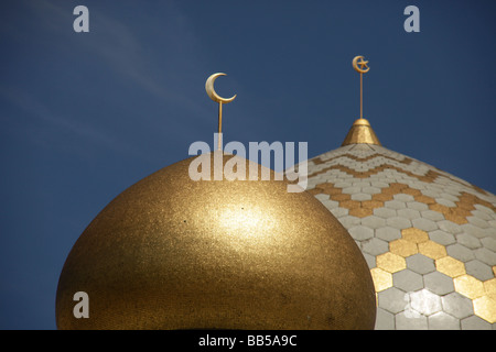 Cupola dorata del Sabah Stato moschea in Kota Kinabalu Sabah Borneo Malese Foto Stock